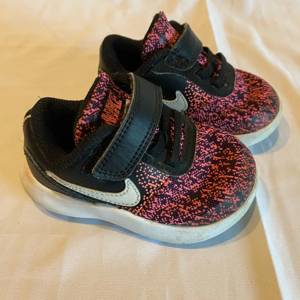 Nike Pink & Black baby tennis shoes Size 5C